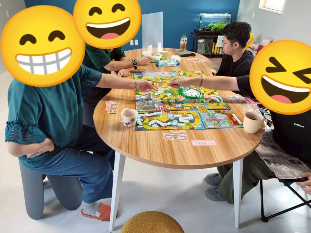 室内でボードゲームをしている様子