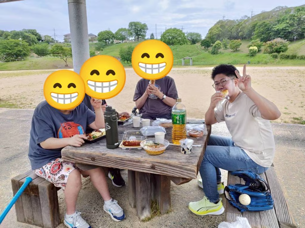屋外で昼食を楽しんでいる様子
