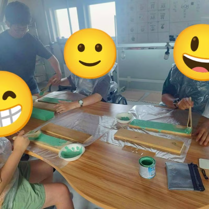 室内で制作活動をしている様子