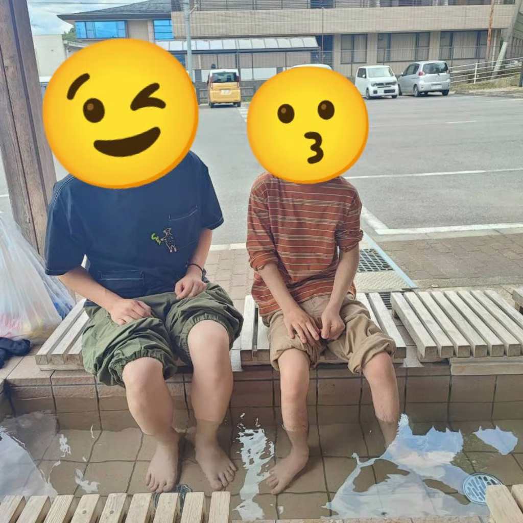 足湯のような場所で過ごす様子