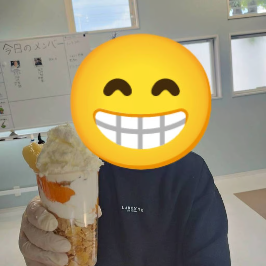 室内でおやつを持っている様子