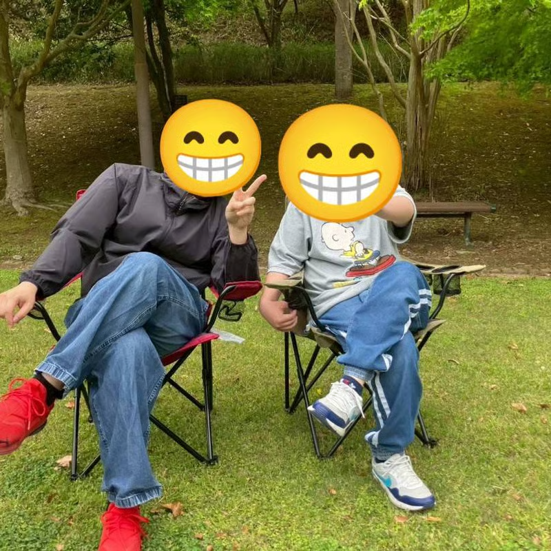 屋外で椅子に座って過ごす様子
