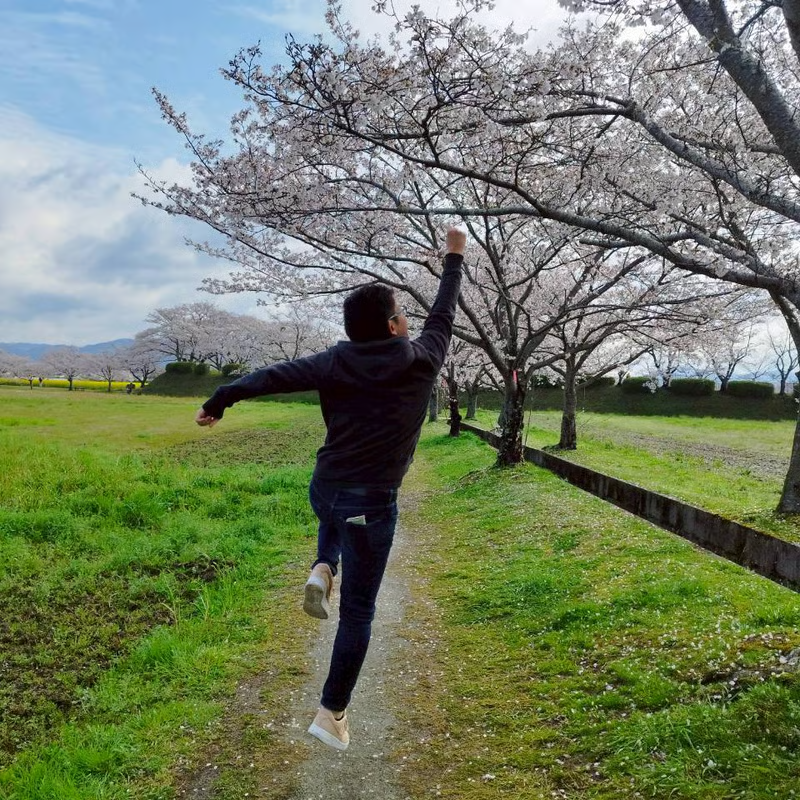 桜並木のそばで過ごしている様子